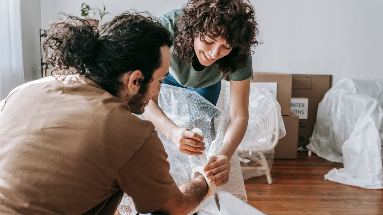 Mobilyayı koruyucu malzemeyle paketleyen nakliyeciler